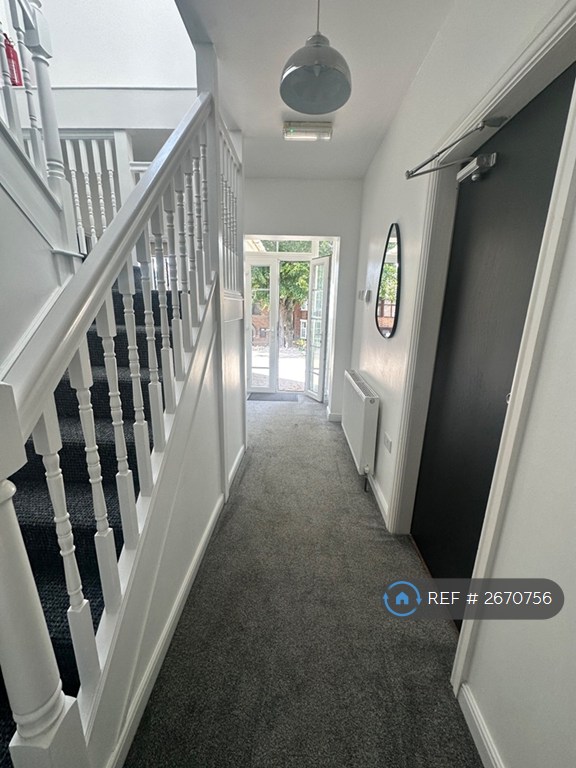 8 bedroom house in Harlaxton Drive, Nottingham, NG7 (8 bed) (#2670756)