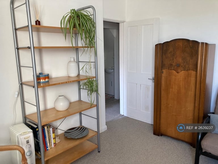 1 bedroom flat in Roundhill Crescent, Brighton, BN2 (1 bed) (#2639237)