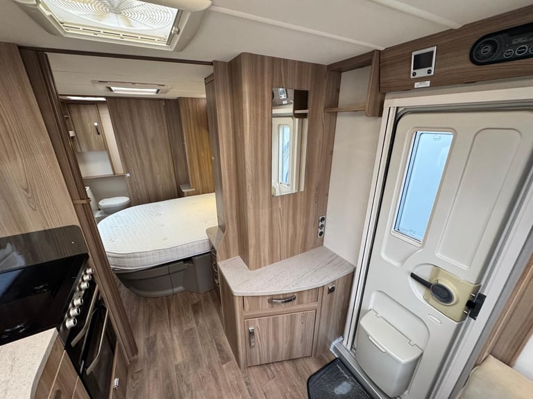 SWIFT CHALLENGER EVOLUTION 580 2016 MODEL 4 BERTH ISLAND BED TOURING CARAVAN