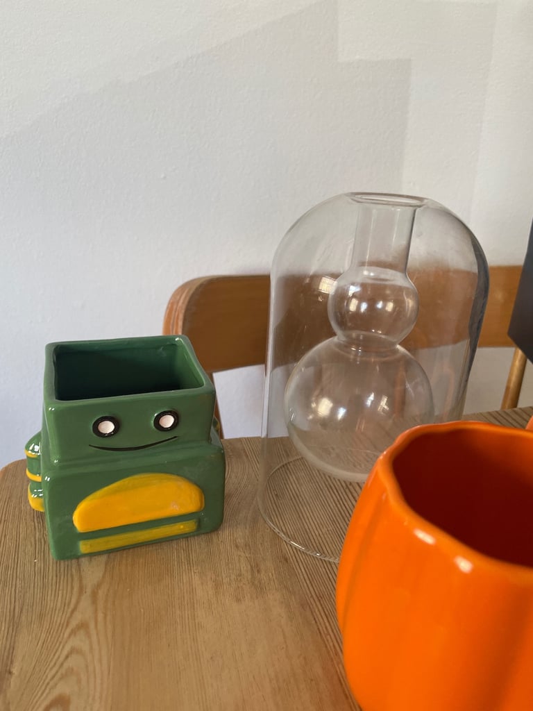 Miscellaneous mugs/plant pot