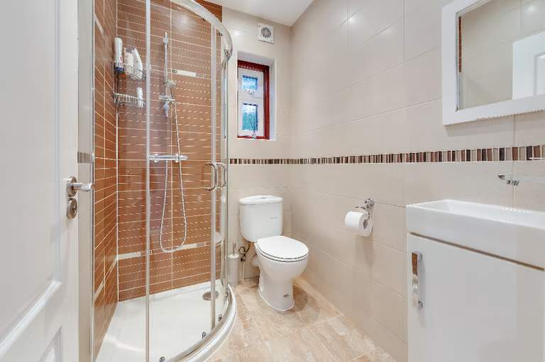 Spacious modern 4 bedroom house, located off shirehall Lane, NW4