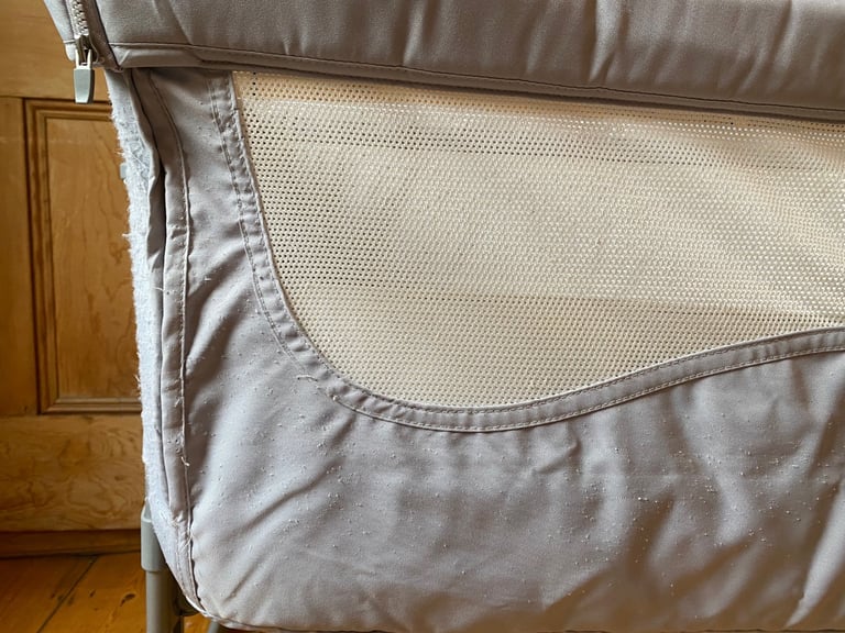 Chicco Next to Me Baby Crib (with four sheets included)