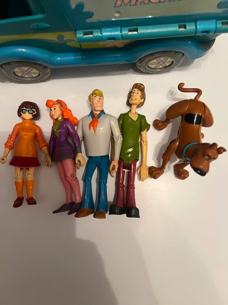 Scooby doo mystery machine toy truck and fugures