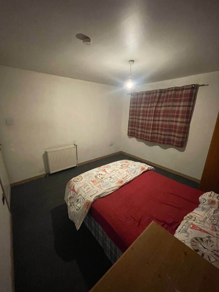 Large double room available 