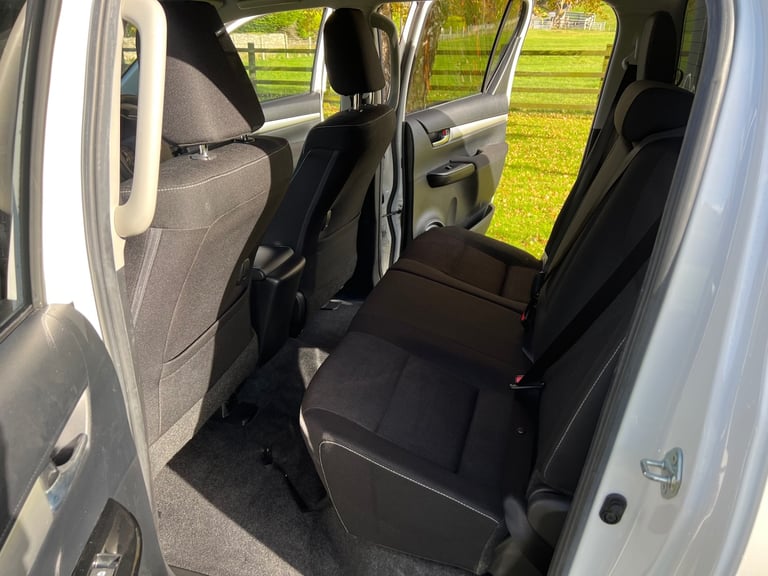 TOYOTA HILUX 2.4 D-4D 150PS INVINCIBLE MANUAL 4WD 4X4 PICKUP 71 REG 65,300 MILES