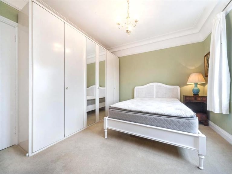 🌿 Bright and cozy room available in the vibrant area of Poplar 