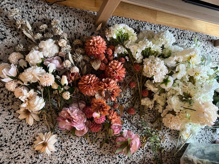 80 litre storage box of artificial flowers - Hundreds of stems