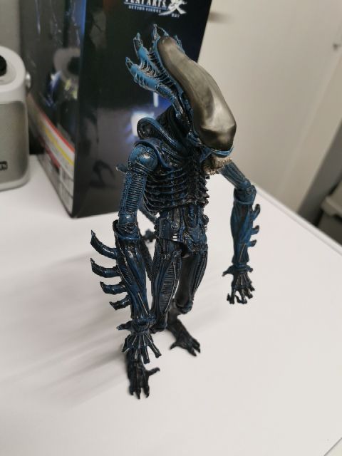 Mixture of Alien figures 