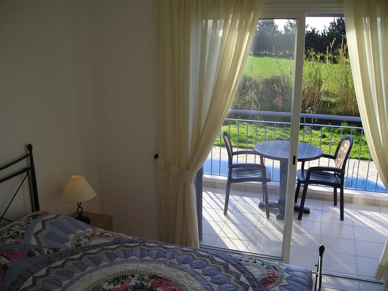 PAPHOS SELF-CATERING POOLSIDE VILLA APARTMENT TO RENT FOR HOLIDAYS IN CYPRUS LONG-TERM WINTER LETS