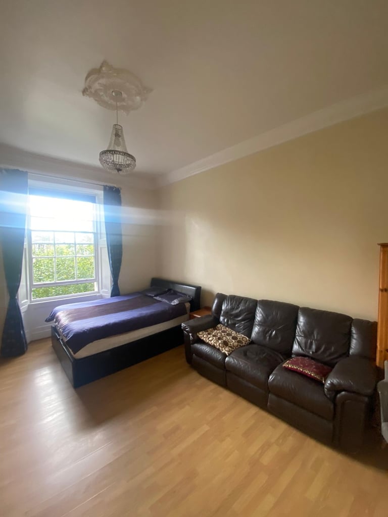 CITY CENTER LUXUARY DOUBLE ROOM ALL BILLS INCLUDED NEAR PRINCESS STREET 