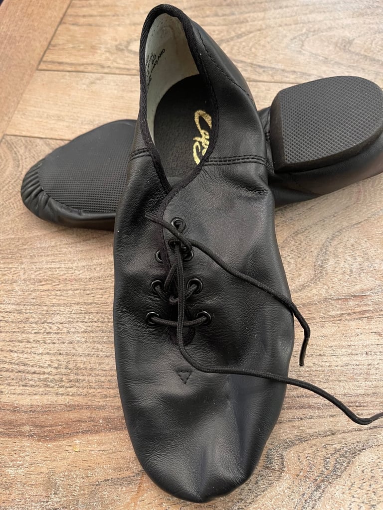 *Brand new size 7.5 Capezio leather girls dance shoes for sale*