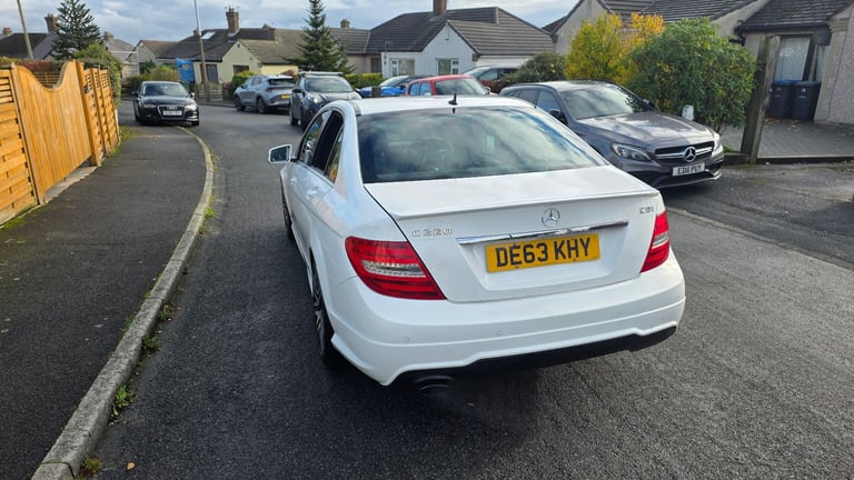 image for Mercedes-Benz, C CLASS, Saloon, 2013, Semi-Auto, 2143 (cc), 4 doors
