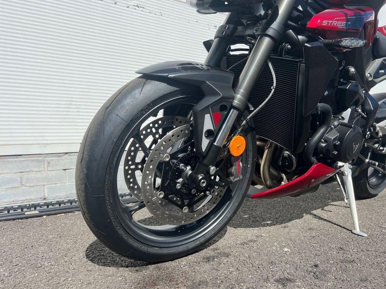 2025 Triumph Street Triple 765 RS PREMIUM COLOUR Petrol red 6 Speed
