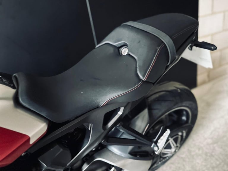 STUNNING 2019/19 HONDA CB1000R MOTORCYCLE 