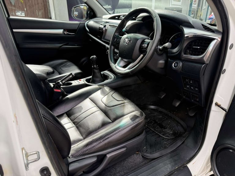 2019 Toyota Hilux 2.4 HI-Luxury Invincible D-4D 4WD Double Cab 4WD 5dr Pickup Diesel Manual