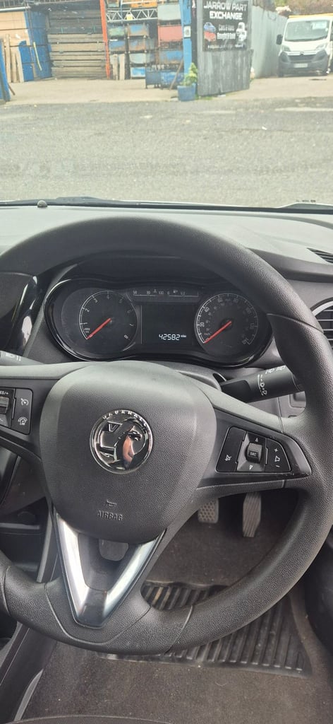 Vauxhall, VIVA, Hatchback, 2015, Manual, 999 (cc), 5 doors