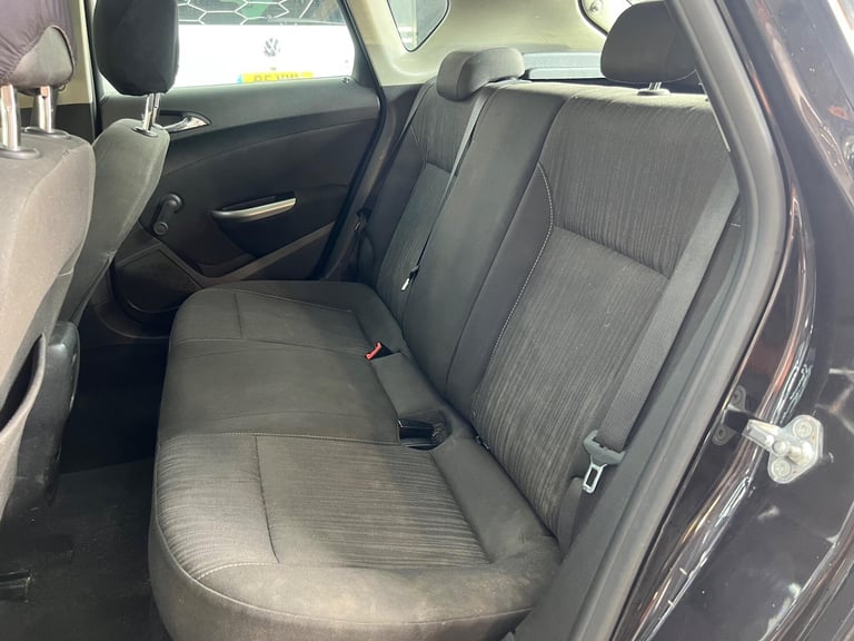 2011 Vauxhall Astra 1.6 16v Exclusiv Euro 5 5dr HATCHBACK Petrol Manual - Image 12