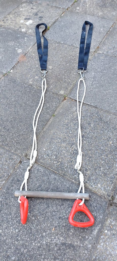 Nest swing and acrobat bar