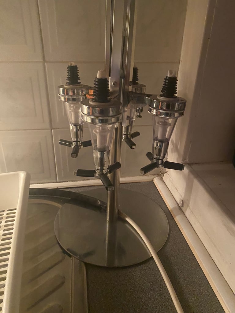 Gantry drinks dispenser 