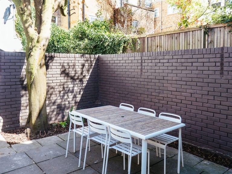 White Metal and teak table and 6 metal garden chairs