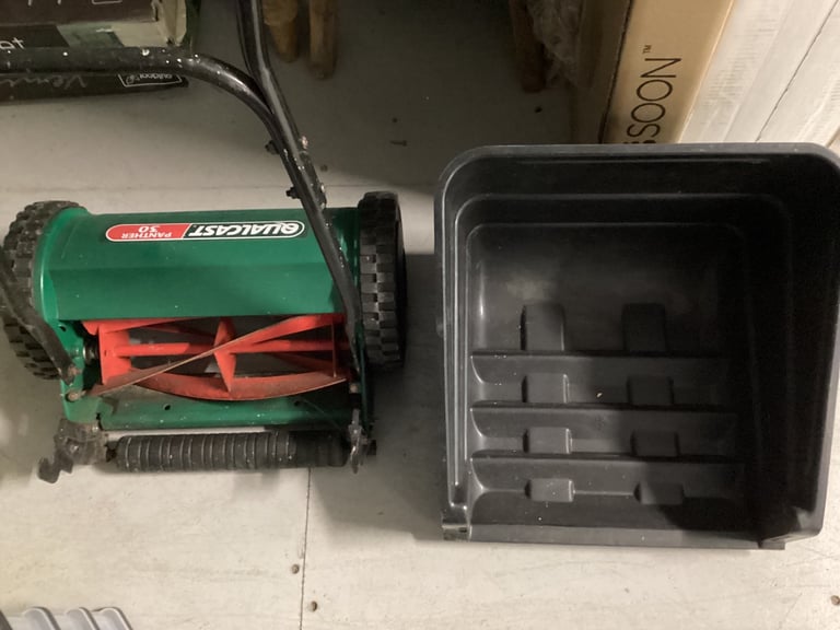QUALCAST HAND-PUSH LAWN MOVER WITH GRASS CUTTER