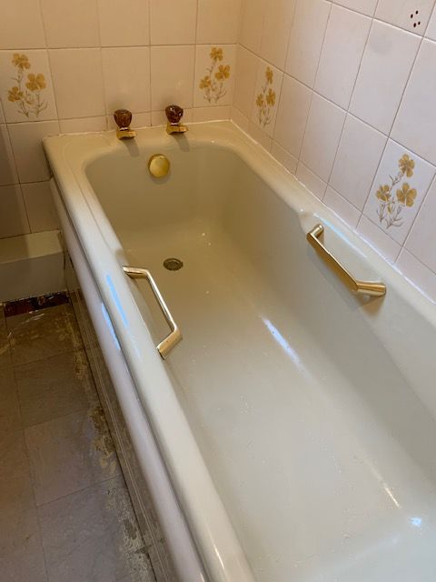 Retro 3-piece Bathroom Suite with original fittings - beige/mushroom coloured