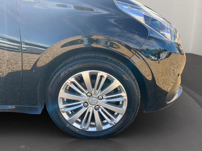 2018 Peugeot 208 1.2 PureTech Signature Euro 6 (s/s) 5dr HATCHBACK Petrol Manual