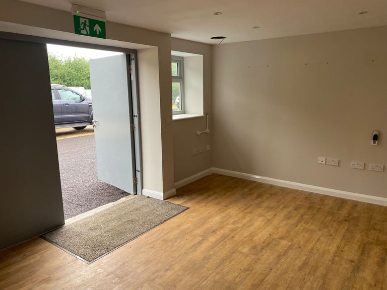 Elegant 50m2 workshop/commercial unit in discreet park just off A3 Ripley 