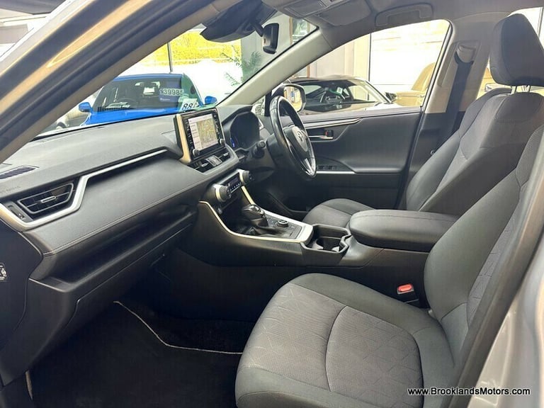 Toyota RAV4 2.5 VVT-I DESIGN [SAT NAV, REVERSE CAMERA &amp; 4WD]