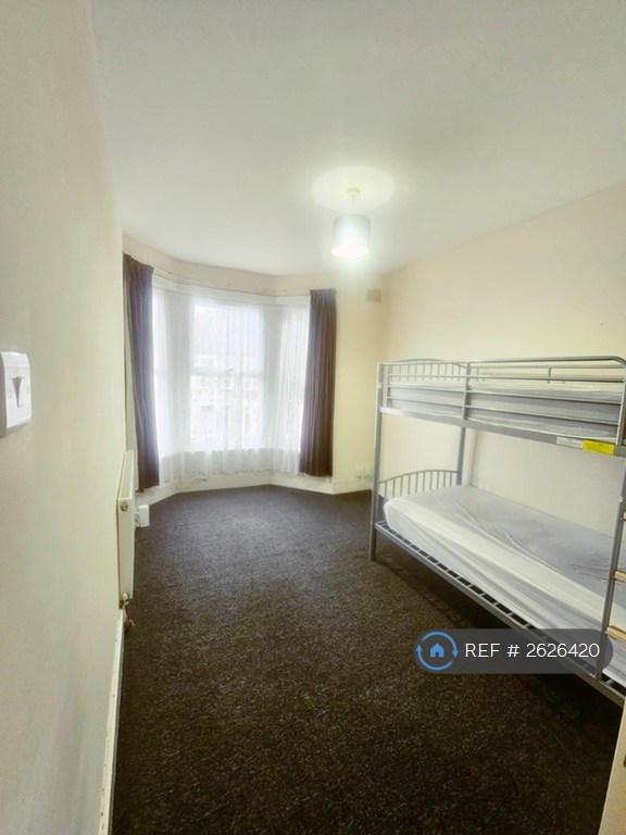 image for 3 bedroom flat in Dickens Road, London, E6 (3 bed) (#2626420)