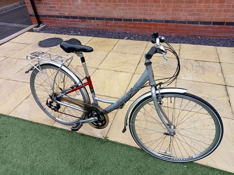 Ladies Raleigh Pioneer Airlite City Bike.