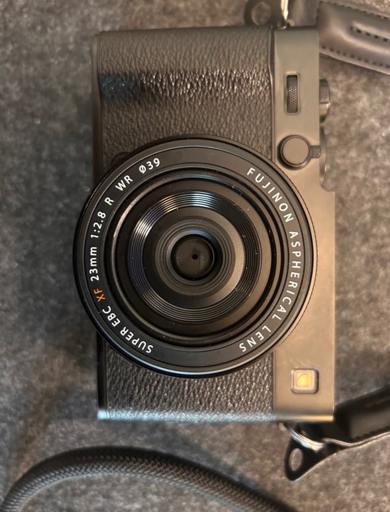 Fujifilm X-E5 incl lens and spare batteries