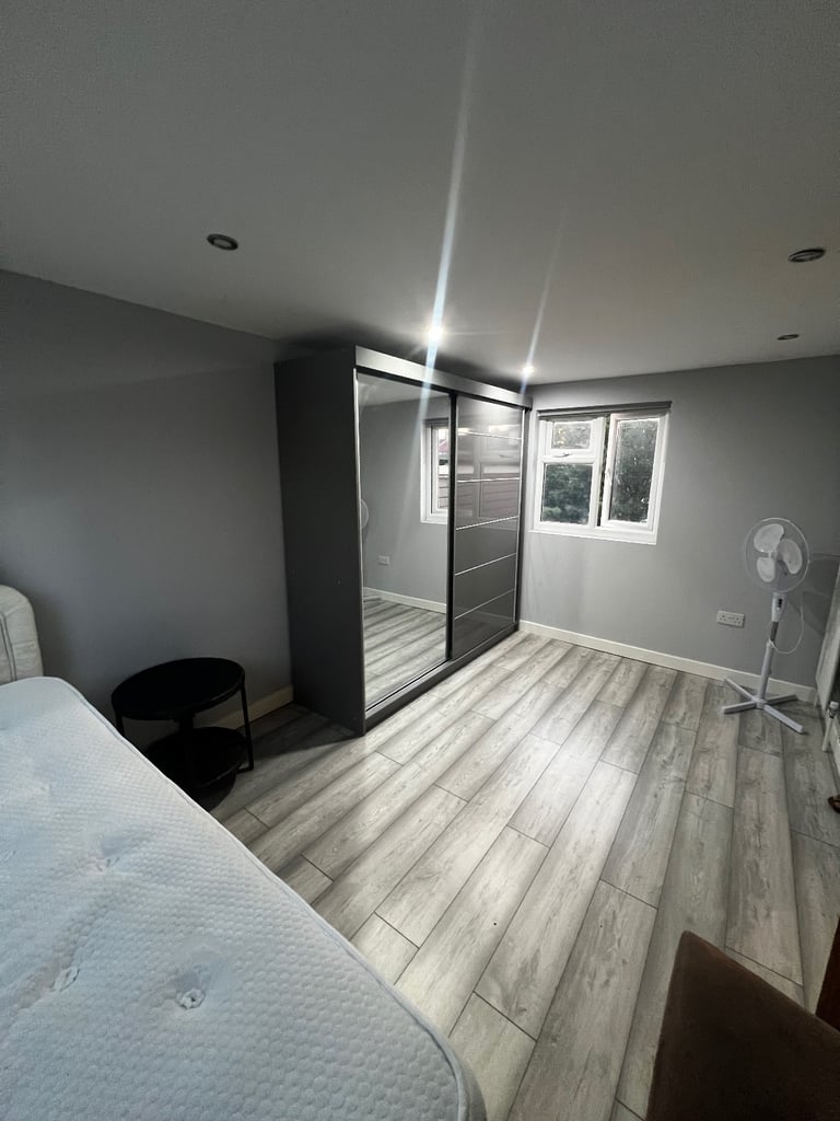 DOUBLE ROOM TO LET AT LEYTON  E10 6AU AREA FOR FEMALES ONLY. 