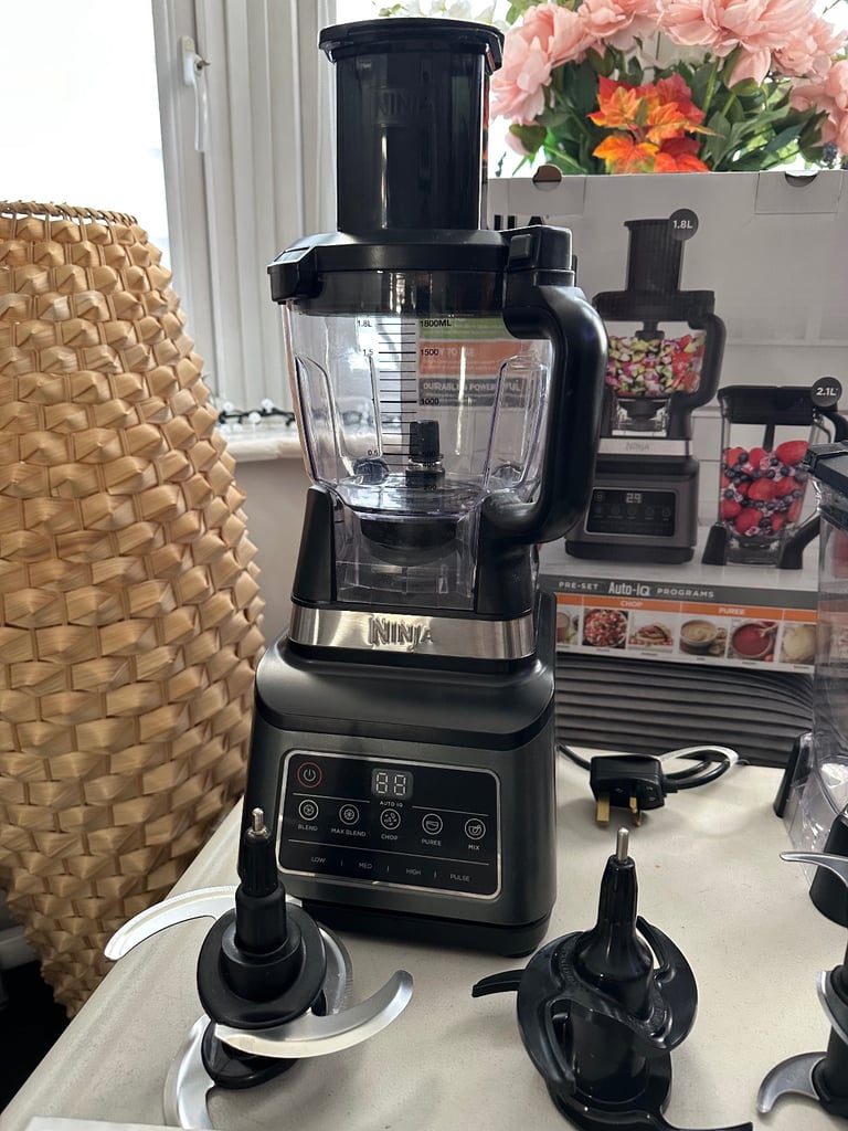 Ninja 3-in-1 food processor with pre-set IQ programs 