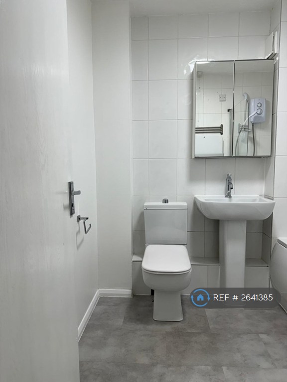 2 bedroom flat in Wordsworth Mead, Redhill, RH1 (2 bed) (#2641385)
