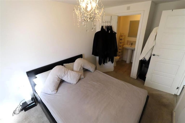 🌟Light-Filled Double Room in Friendly Professional House Share🤎E13!