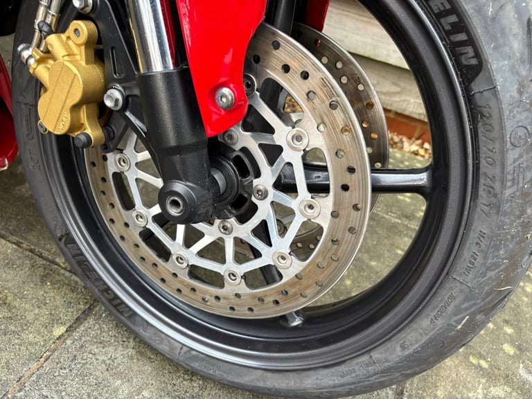 2011 // 11 Triumph Street Triple 675 £2800 Red 21813 miles.