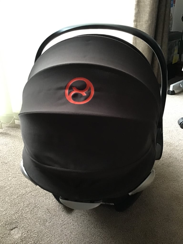 Cybex Cloud Q Car Seat in Dessert Khaki colour and isoFix base