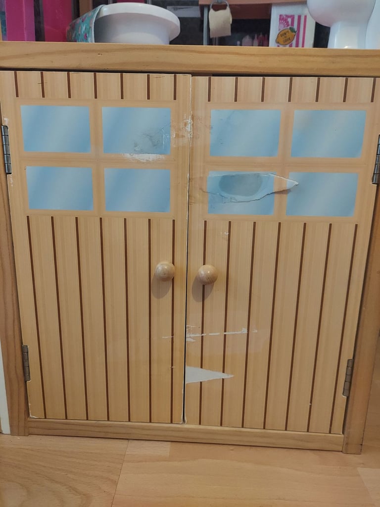 Stunning sturdy wooden barbie/doll house fully furnished (134cmX128cmX36cm)