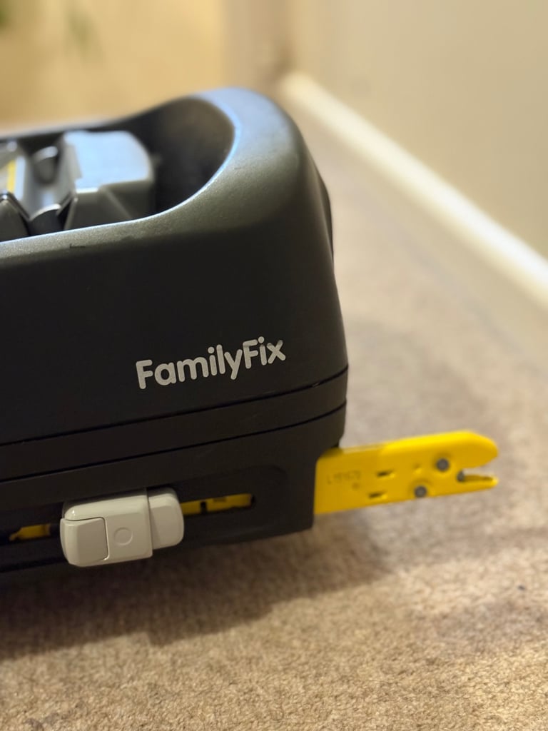 Maxi Cosi car seat and Isofix familyfix base