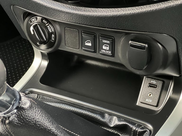 2017 Nissan Navara Double Cab Pick Up Tekna 2.3dCi 190 4WD PICK UP DIESEL Manual