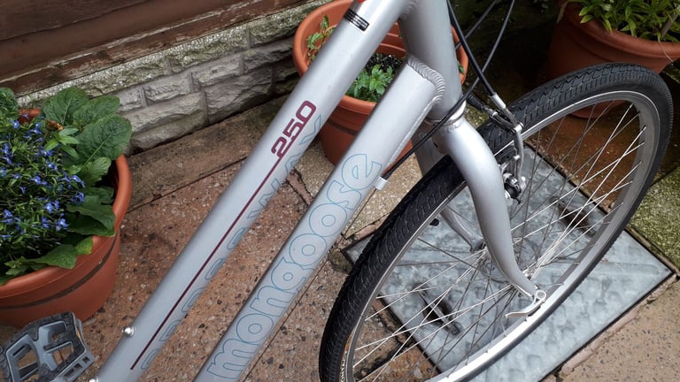 Here I have for sale a Mongoose hybrid ladies bike in Medium size in Excellent Condition