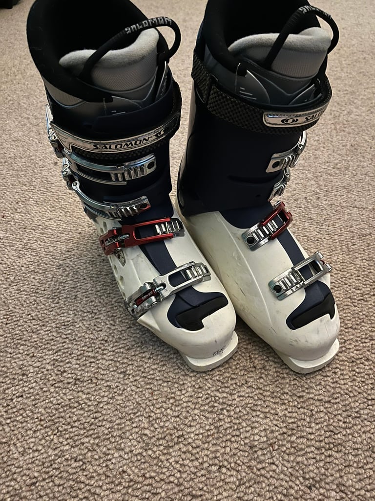Salomon foil ski boots uk9.5 | in Neilston, Glasgow | Gumtree