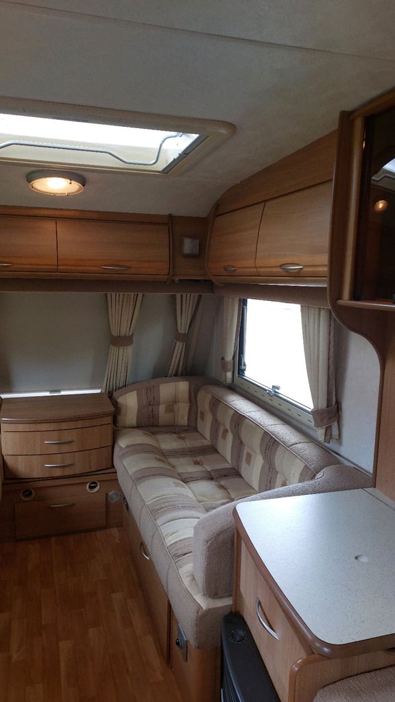 2008 Coachman VIP 520 4 Berth