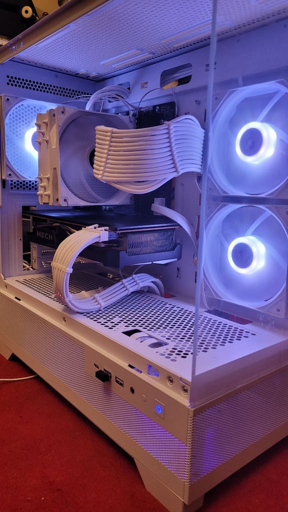White RGB Gaming PC – Ryzen 5 5600 / RX 6750 XT / 16 GB / 1 TB SSD – £589