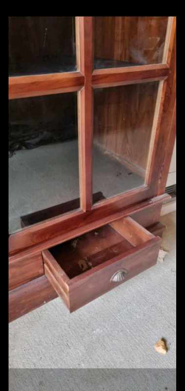 Solid display cabinet