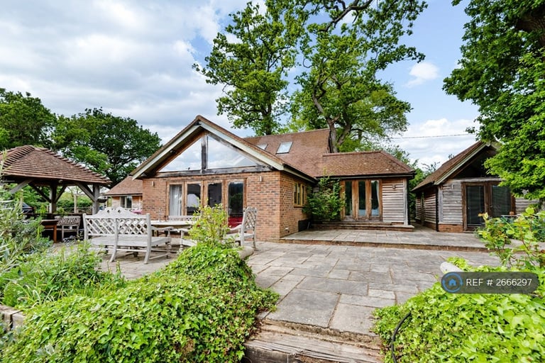 3 bedroom house in Prestwick Lane, Chiddingfold, Godalming, GU8 (3 bed) (#2666297)