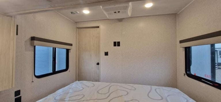 Brand New Forest River East To West Della Terra 323QB American Caravan 5th Wheel