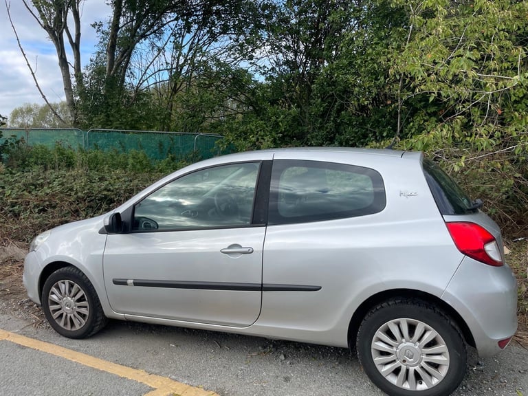 RENAULT CLIO 1.2 I-MUSIC 60 REG SILVER 3 DOOR 12 MONTHS MOT LOW INSURANCE 48+MPG