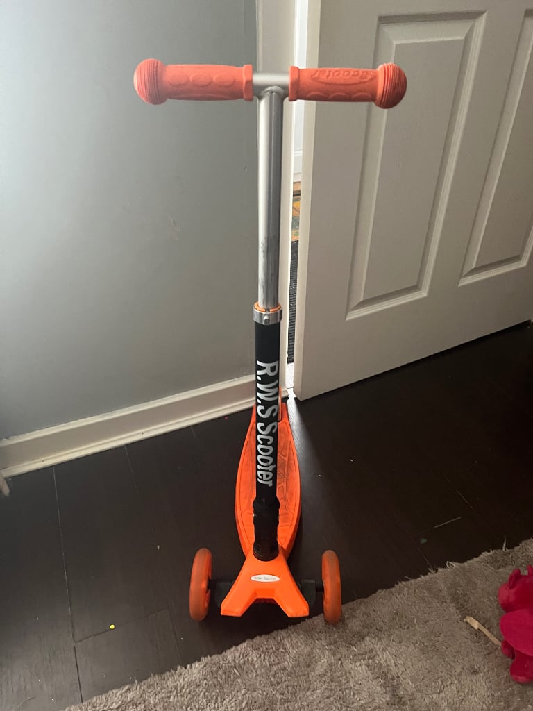 Kid’s 3-Wheeled Scooter